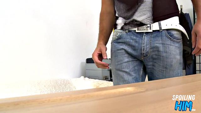 Casting amateur gives rimjob