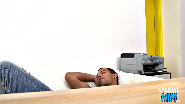 Casting amateur gives rimjob