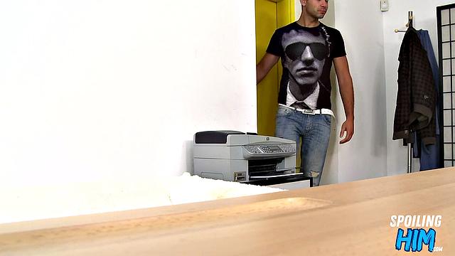 Casting amateur gives rimjob