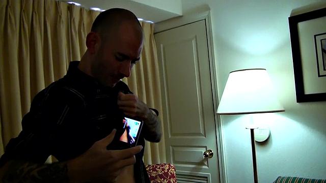 Татуированная малышка с пирсингом в коротких шортах сносит крышу на диване