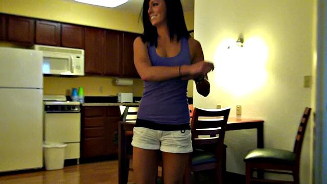 Татуированная малышка с пирсингом в коротких шортах сносит крышу на диване