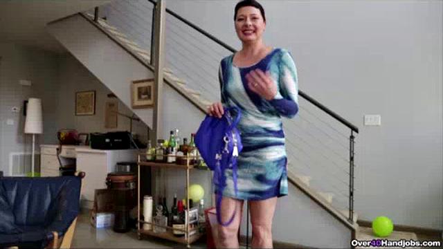 Кали Карирена ловит отчима на дрочке и сама берёт в руки член мужа матери, не давая ему расслабиться ни на секунду, пока не доведёт до разрядки рукой.