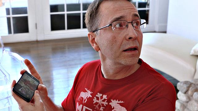 шаловливая сводная сестра ласкает брата на семейной фотосессии