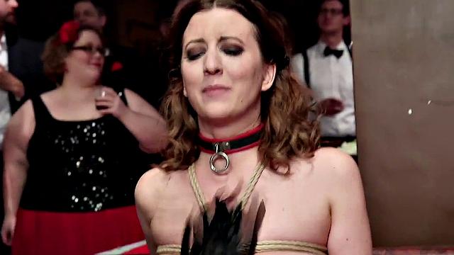 жестко привязанные сабы получают порку на глазах у развратных зрителей