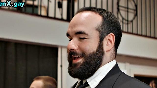 волосатый толстяк скачет на большом члене и получает по полной