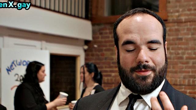 волосатый толстяк скачет на большом члене и получает по полной