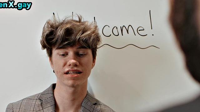 волосатый толстяк скачет на большом члене и получает по полной