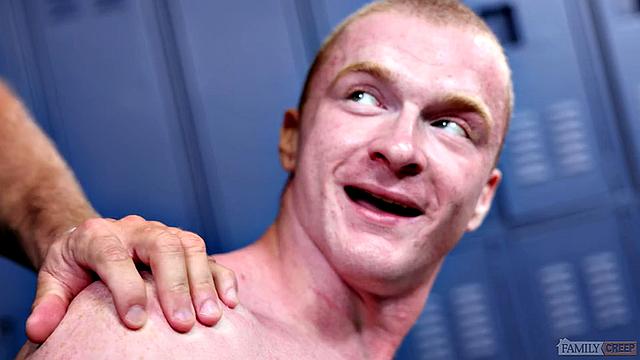 Боксер пришёл на массаж, а получил жёсткий трах от мачехи