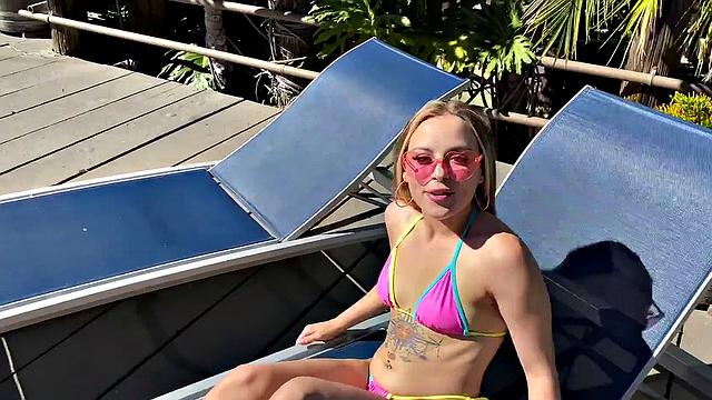 Анна взрывает бассейн страстью и горячей спермой