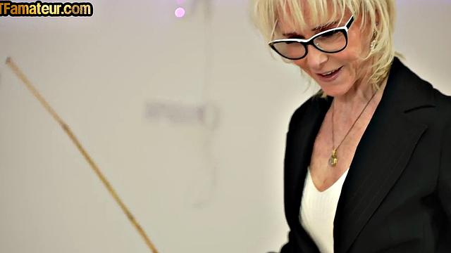 грубая бабуля слегка шлёпает и садится верхом, будто свежа как огурчик