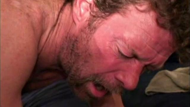 деревенский мачо и городской сосед нежно трахаются в душе