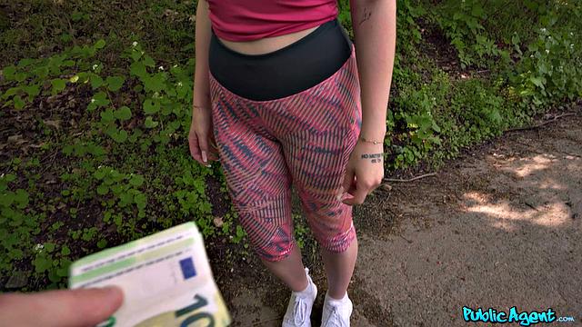 Блондинка Georgia Koneva соглашается на секс за евро прямо в парке - француженка вытряхивает всю наличку