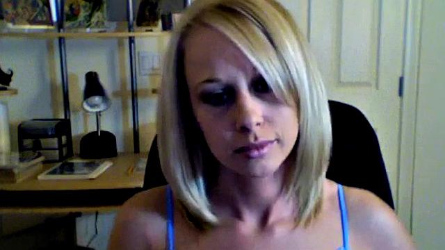 кайли дрочит письку пальцами на камеру и кайфует