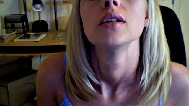 Kylie plays with her pussy in a solo home video