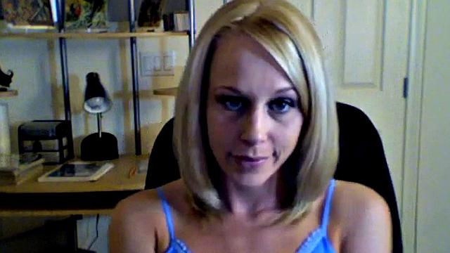 Kylie plays with her pussy in a solo home video