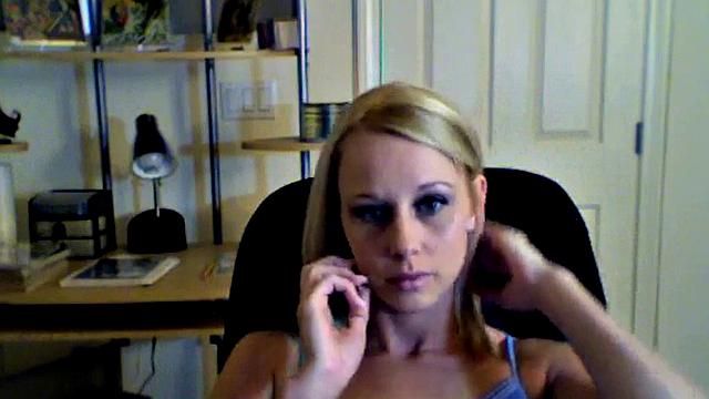 кайли дрочит письку пальцами на камеру и кайфует