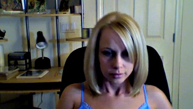 Kylie plays with her pussy in a solo home video