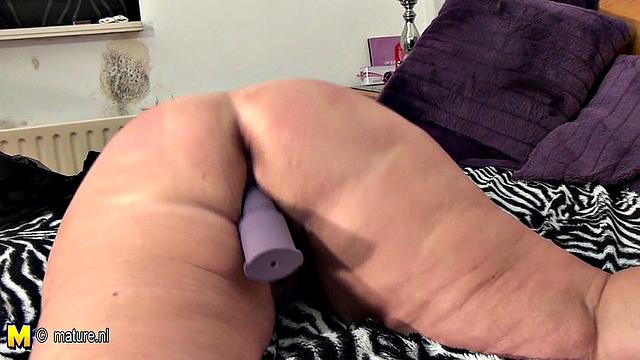 зрелая мамочка иронично развлекается в постели