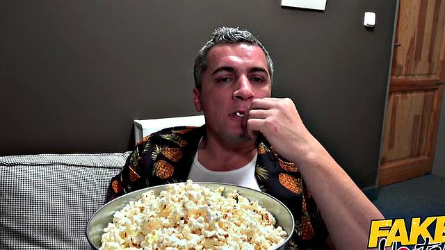 брюнетка с пухлыми сосками ловит сперму на лицо в ванной