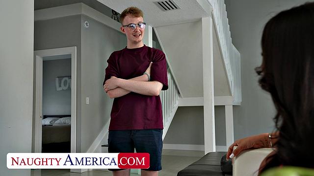 Latin MILF Kiki Klout shows friend how slutty she can be