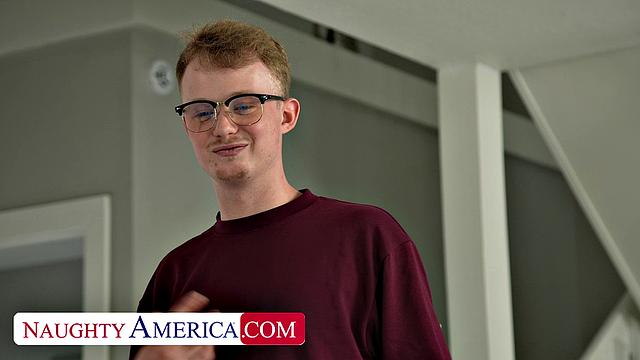 Latin MILF Kiki Klout shows friend how slutty she can be