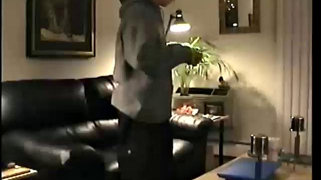 Кори дрочит член с таким энтузиазмом, будто выиграл лотерею