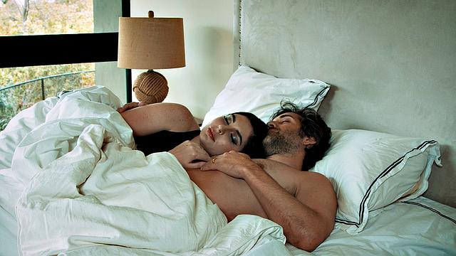 жена не держит себя в руках на жестком групповухе