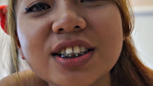 Азиатка с брекетами страстно сосет перед сном