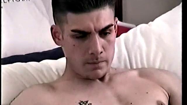 Тони не ожидал, что мужик так уверенно возьмет в рот и доведет до кончи на камеру, гей-секс на грани терпения и возбуждения.