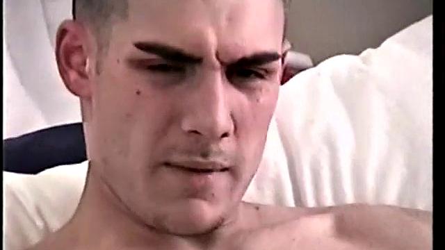 Тони не ожидал, что мужик так уверенно возьмет в рот и доведет до кончи на камеру, гей-секс на грани терпения и возбуждения.