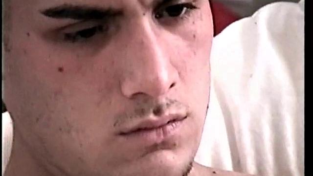 Тони не ожидал, что мужик так уверенно возьмет в рот и доведет до кончи на камеру, гей-секс на грани терпения и возбуждения.