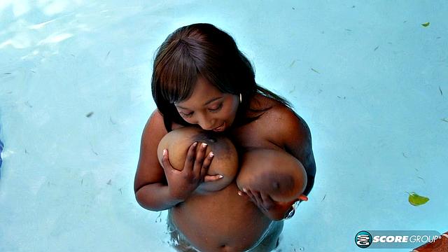 Мария Леоне страстно ласкает свою письку и не сдерживает стоны