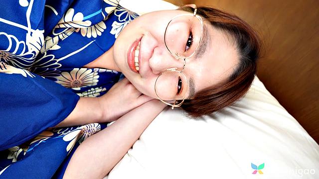 стеснительная азиатка Момока Азума в очках и белье заводит в спальне