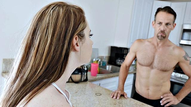 мачеха трахается с отчимом, падчерица наблюдает и присоединяется