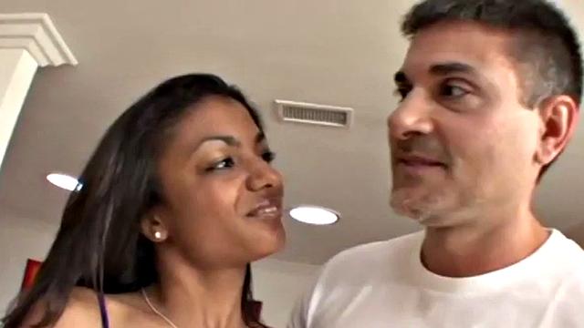 Миниатюрная латинка скачет на дедуле и улыбается после порции на лицо