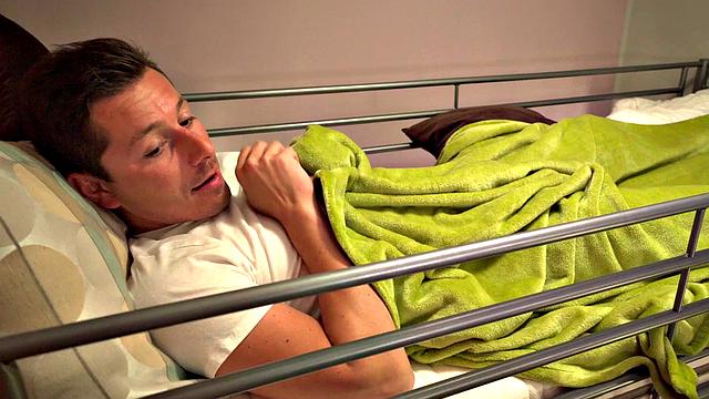 татуированная брюнетка лижет киску в душе и скачет сверху наоборот