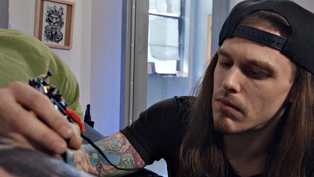 Брутальный длинноволосый трахает покорного твинка на массаже