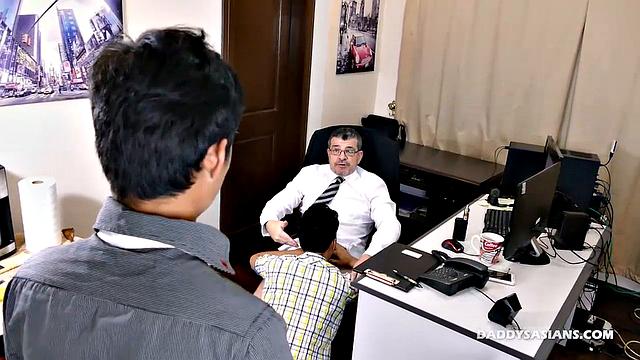 Два азиатских парня страстно трахаются с начальником на работе, глубокий минет и ласки ануса