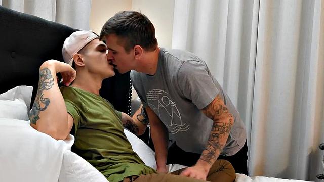 Cumming stud bareback fucked by tattooed at home