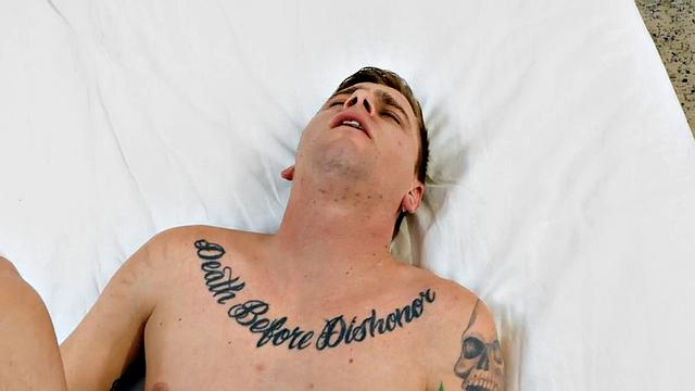 татуированный чувак трахает своего парня дома без резинки