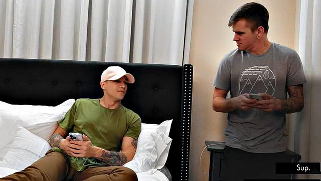 Cumming stud bareback fucked by tattooed at home