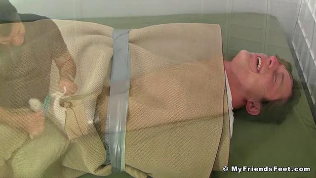Кенни щекочут двумя способами - Kenny