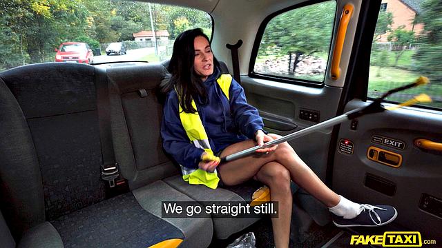 Лекси Дона решила отработать измену бойфренда по-взрослому прямо в такси: минет, потом по всем позам и финал во рту, а совесть чиста как после субботника!