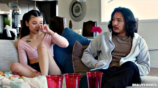 Lulu Chu затаскивает парня в спальню и катается на члене перед другом хозяина вечеринки.