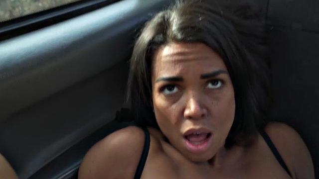 бюстистая милфа жарко трахается с таксистом прямо в машине