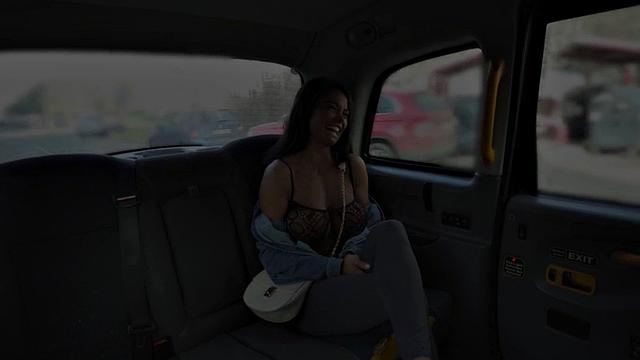 бюстистая милфа жарко трахается с таксистом прямо в машине