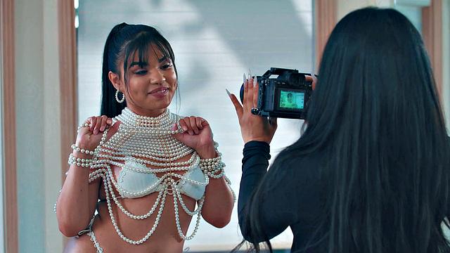 Ева Максим устраивает жаркую трахню с Саммер Кол прямо на фотосессии