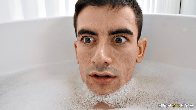 Аллисон Миллер жарко соблазняет мужика в ванне, трёт грудью и едет на члене до оргазма с водой на теле.