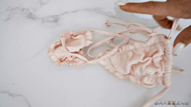 Аллисон Миллер жарко соблазняет мужика в ванне, трёт грудью и едет на члене до оргазма с водой на теле.