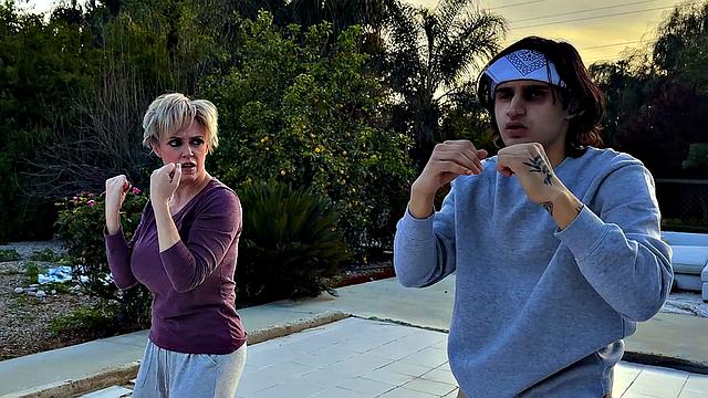 смотри как зрелая красотка получает по полной в анал